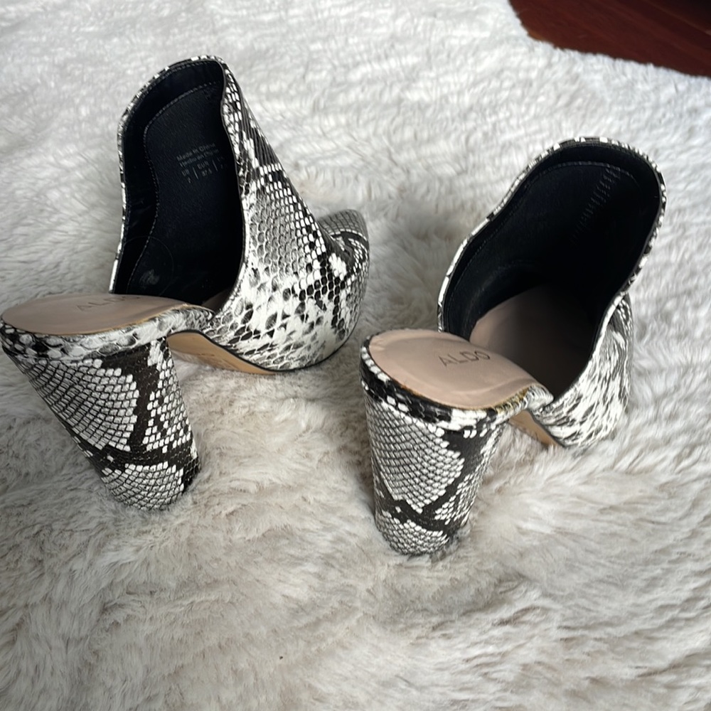 ✨ALDO BLACK AND WHITE CLOSED TOE BOOTIES✨ SIZE 7 - Picture 6 of 7